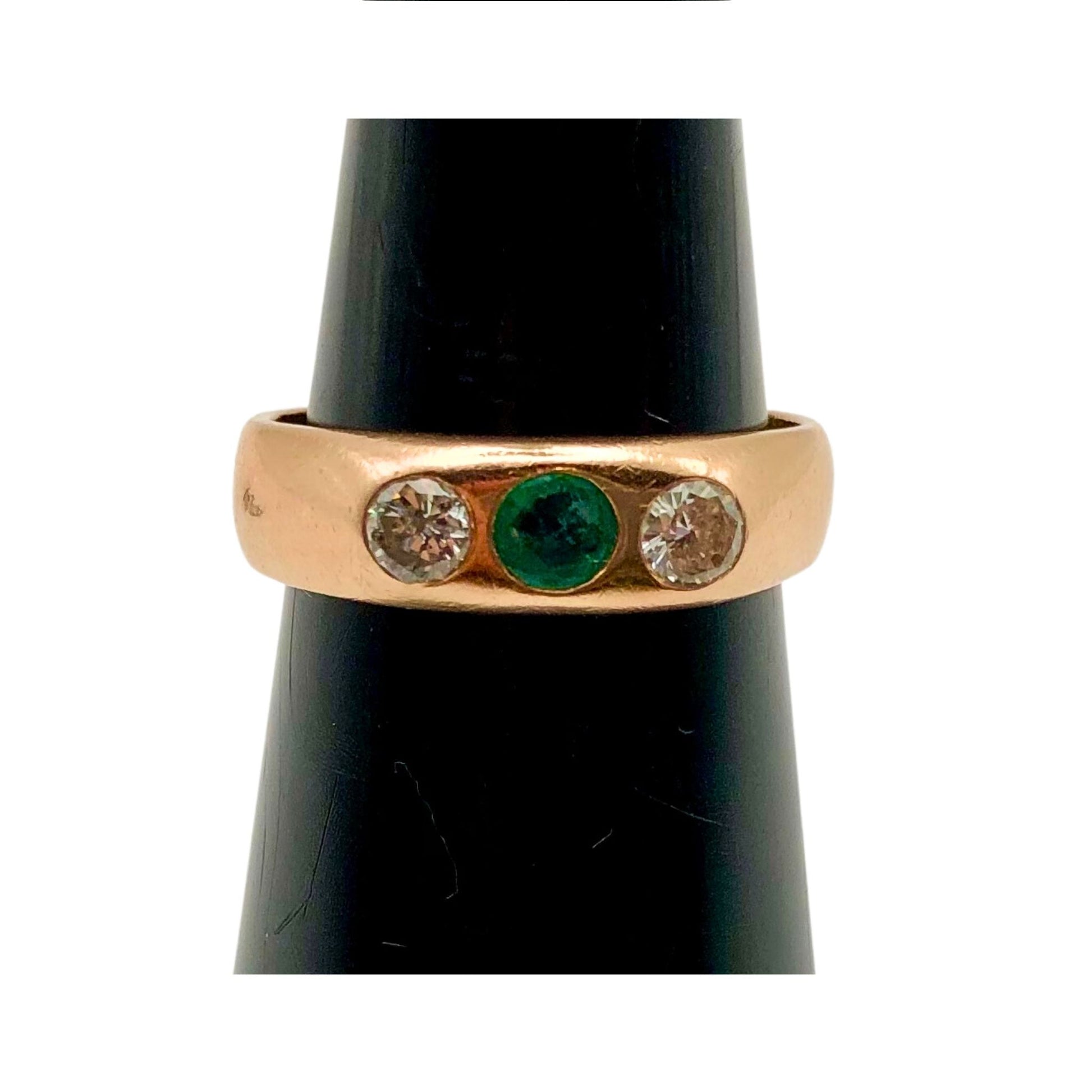 Emerald & 2 Diamond Allianze Ring